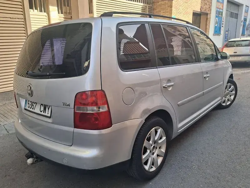 Usado VW Touran Trendline 105 CV (77 kW) 2004 Gris / plata Monovolumen