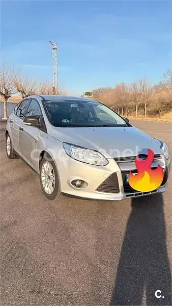 Usado Ford Focus Trend 100 CV (73 kW) 2012 Gris / plata Berlina