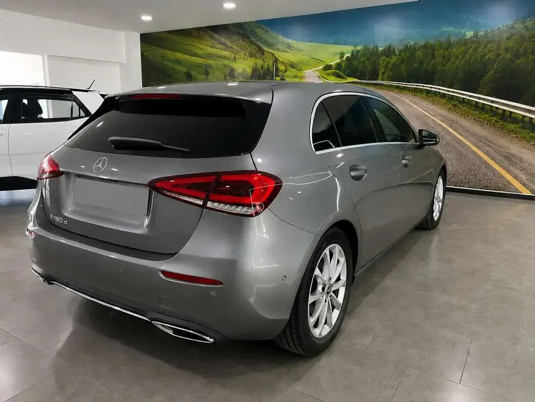 Usado Mercedes A180 116 CV (85 kW) 2019 Gris Utilitario