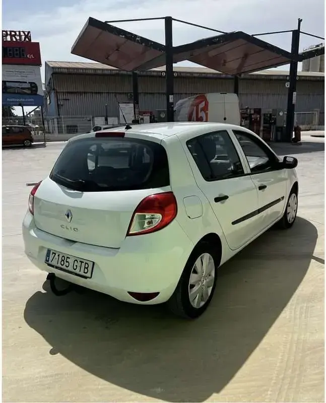 Usado Renault Clio 75 CV (55 kW) 2010 Blanco Utilitario