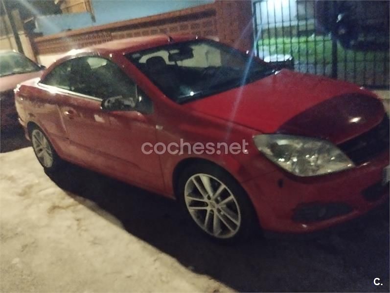 Usado Opel Astra Cabriolet Enjoy 140 CV (102 kW) 2008 Rojo Descapotable