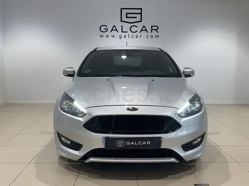 Usado Ford Focus 182 CV (133 kW) 2017 Gris / plata Berlina