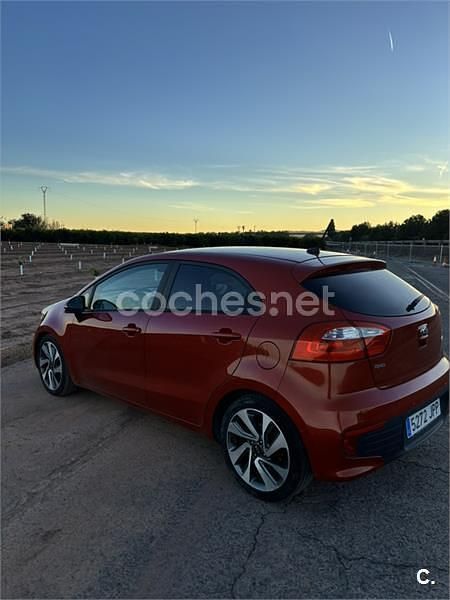 Rojo Usado 2016 Kia Rio Berlina | 8100 € (Precio justo) - Imagen 1/4
