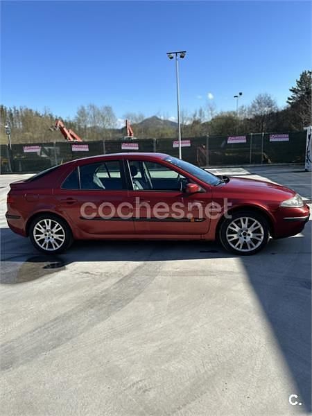 Usado Renault Laguna II Dynamique 120 CV (88 kW) 2004 Rojo Berlina