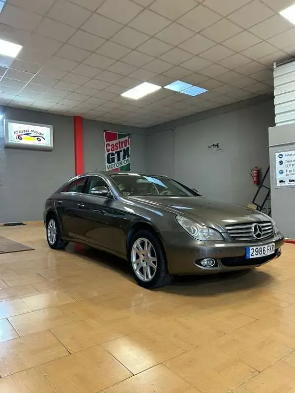 Usado Mercedes CLS320 224 CV (164 kW) 2007 Gris Coupe