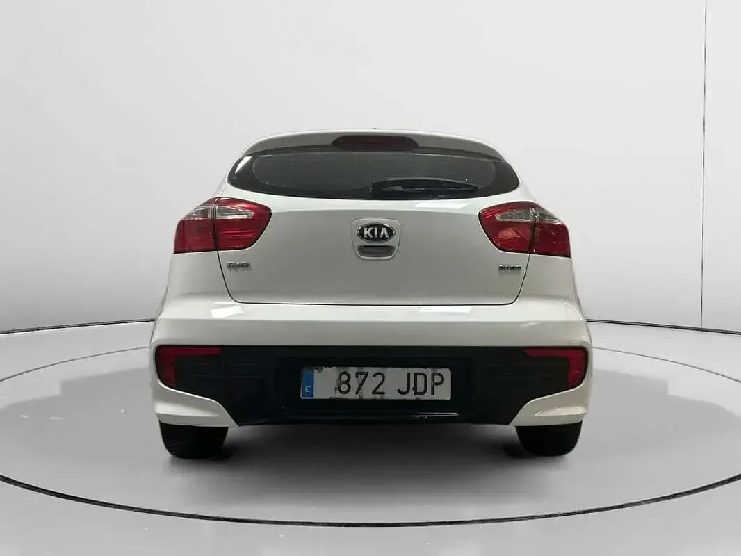 Usado Kia Rio 75 CV (55 kW) 2015 Blanco Utilitario