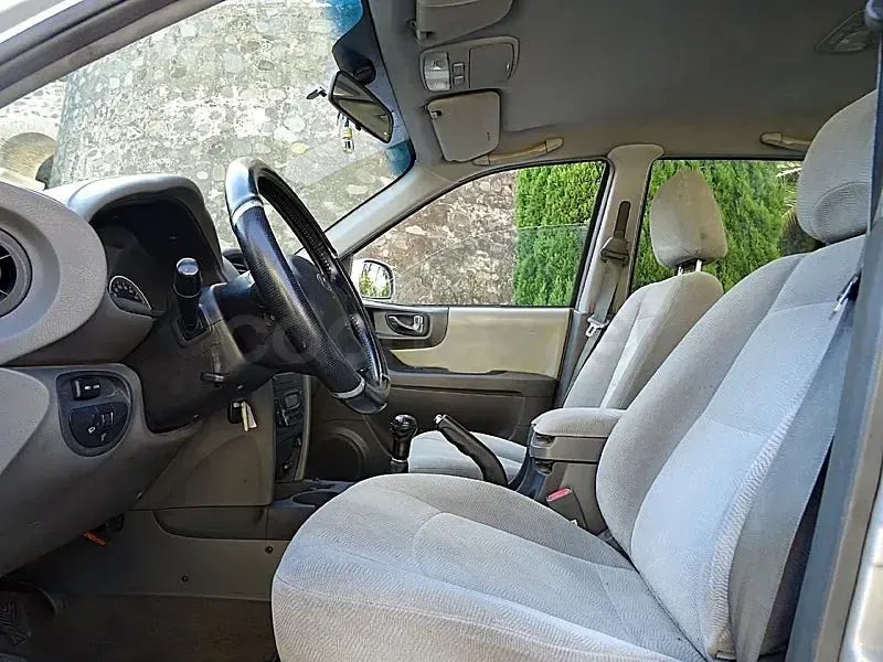 Usado Hyundai Santa Fe Style 125 CV (91 kW) 2005 Gris / plata SUV