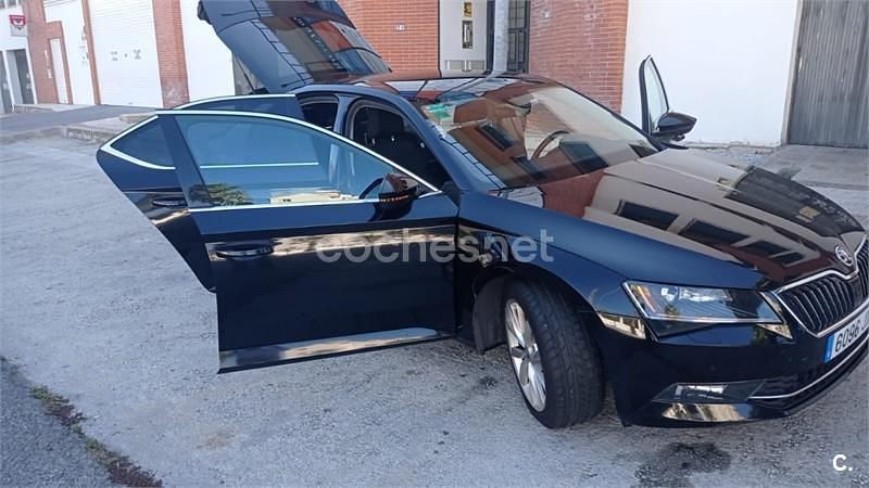 Usado Skoda Superb 150 CV (110 kW) 2017 Negro Berlina