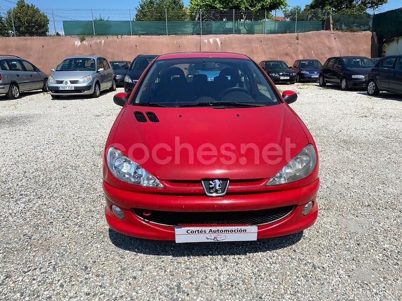 Usado Peugeot 206 75 CV (55 kW) 2003 Rojo Berlina