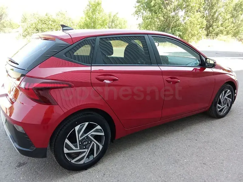 Usado Hyundai i20 79 CV (58 kW) 2025 Granate Utilitario