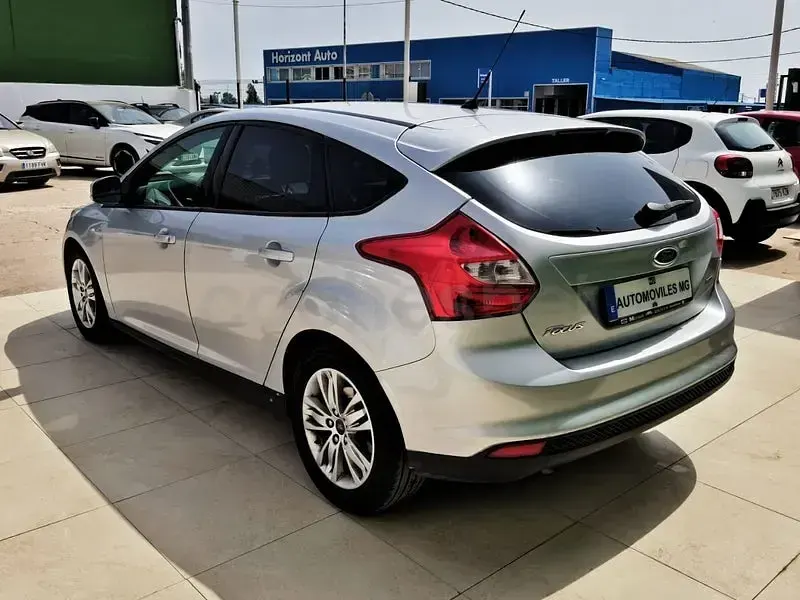 Usado Ford Focus Trend 100 CV (73 kW) 2012 Gris / plata Berlina