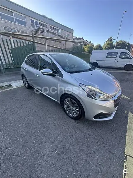 Usado Peugeot 208 Style 100 CV (73 kW) 2018 Gris / plata Utilitario