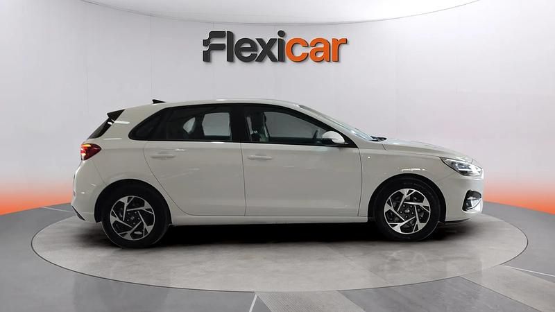 Usado Hyundai i30 101 CV (74 kW) 2024 Blanco Berlina
