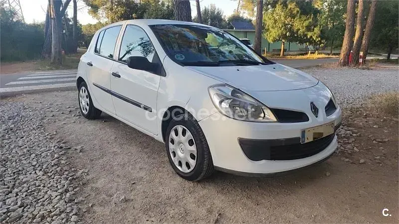 Usado Renault Clio II Authentique 75 CV (55 kW) 2009 Blanco Berlina