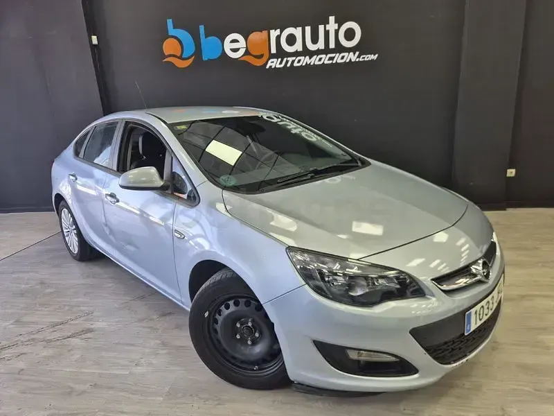 Usado Opel Astra Selective 136 CV (100 kW) 2015 Gris / plata Berlina