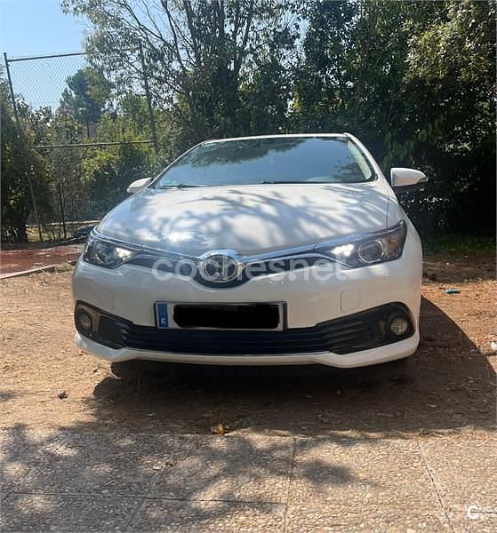 Usado Toyota Auris Active 112 CV (82 kW) 2015 Blanco Berlina