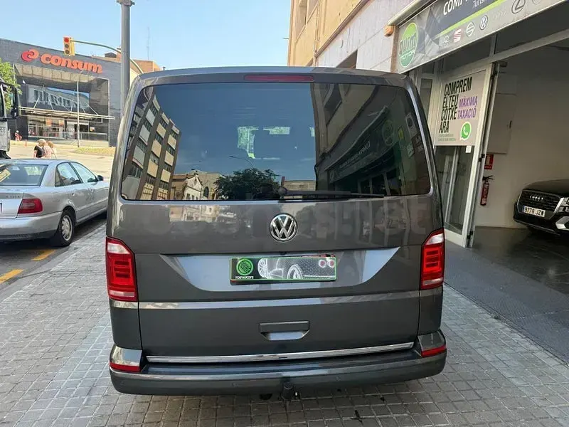 Usado VW Multivan Highline 204 CV (150 kW) 2017 Gris / plata Monovolumen