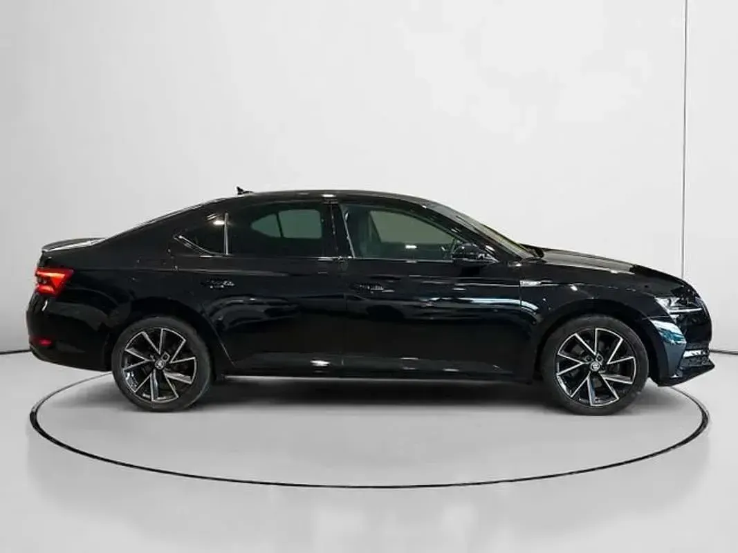 Usado Skoda Superb SportLine 150 CV (110 kW) 2023 Negro Berlina