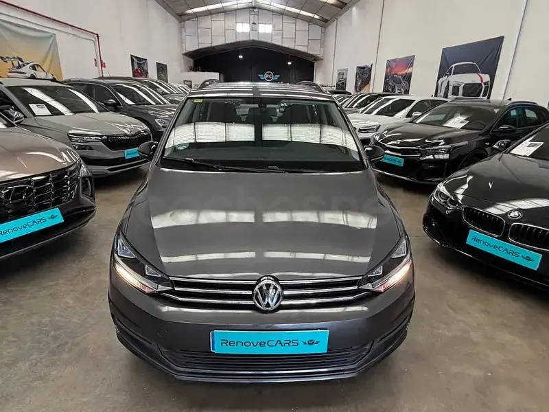 Usado VW Touran Business 110 CV (80 kW) 2018 Gris / plata Monovolumen