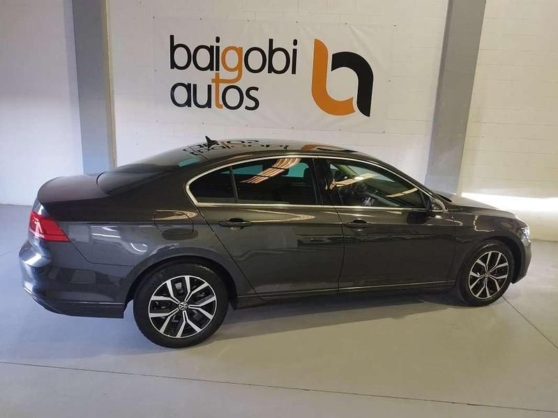 Usado VW Passat Executive 150 CV (110 kW) 2022 Gris / plata Familiar