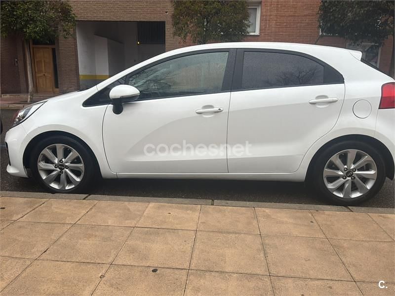Usado Kia Rio 84 CV (61 kW) 2016 Blanco Berlina