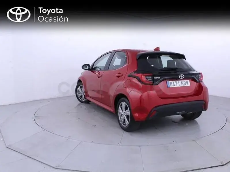 Usado Toyota Yaris Hybrid Active 116 CV (85 kW) 2025 Rojo Berlina
