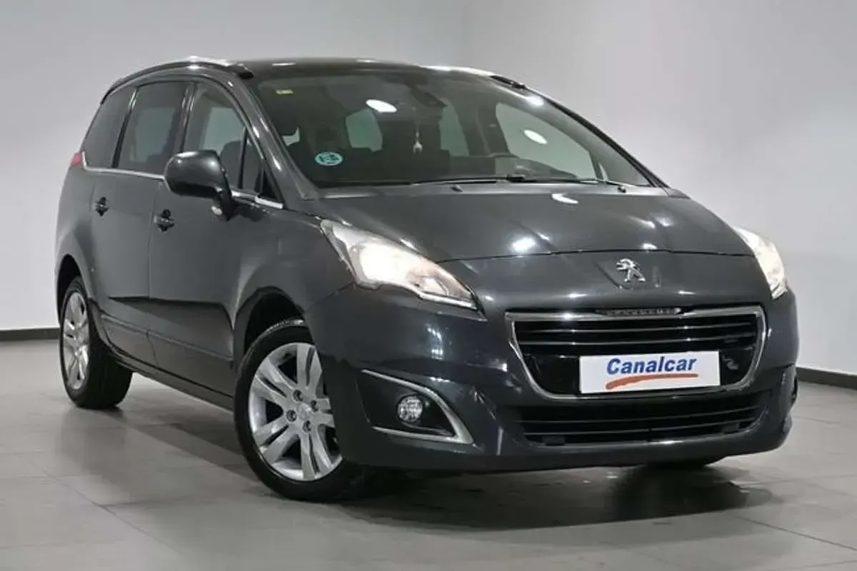 Usado Peugeot 5008 Allure 150 CV (110 kW) 2015 Gris Monovolumen