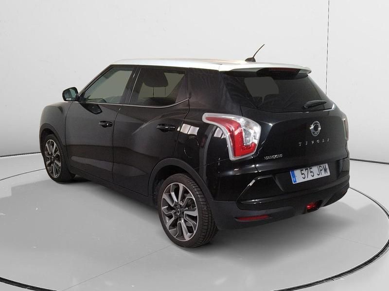 Usado Ssangyong (KGM) Tivoli 128 CV (94 kW) 2016 Negro SUV