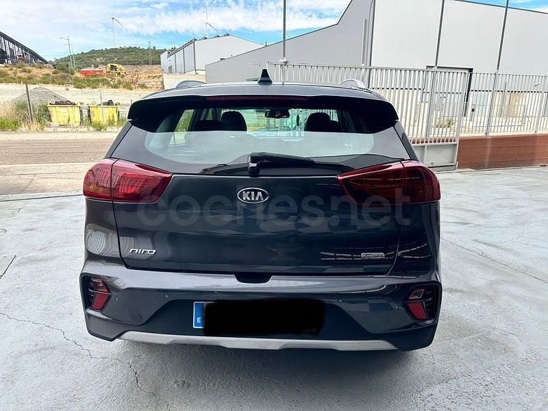 Usado Kia Niro 141 CV (103 kW) 2022 Gris / plata SUV