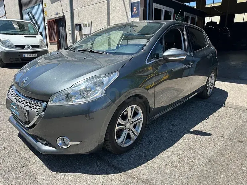 Usado Peugeot 208 Allure 120 CV (88 kW) 2012 Gris Utilitario