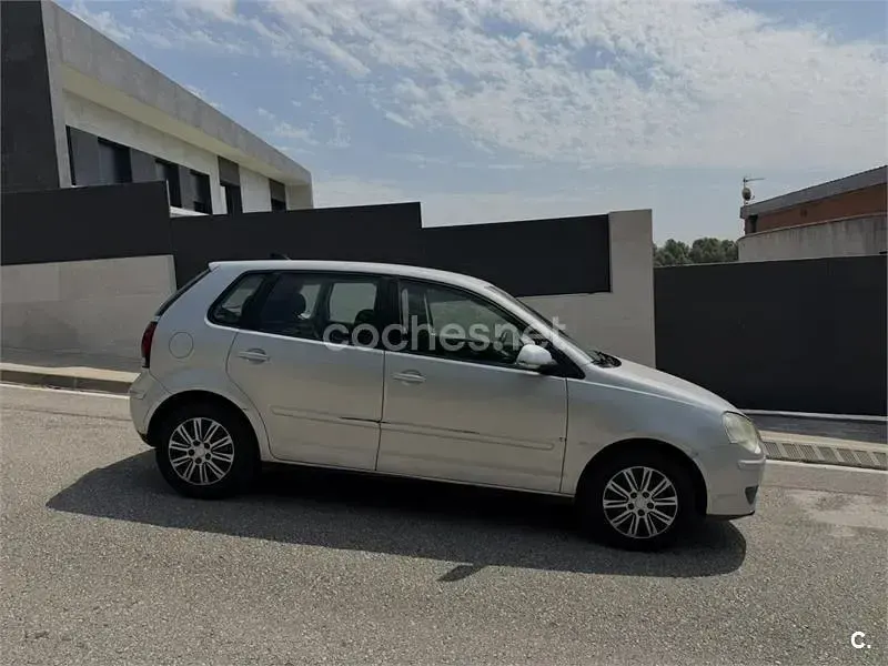 Usado VW Polo Match 65 CV (47 kW) 2005 Gris / plata Utilitario