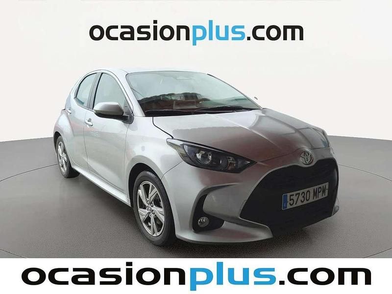 Usado Toyota Yaris Hybrid Active 116 CV (85 kW) 2024 Gris Utilitario