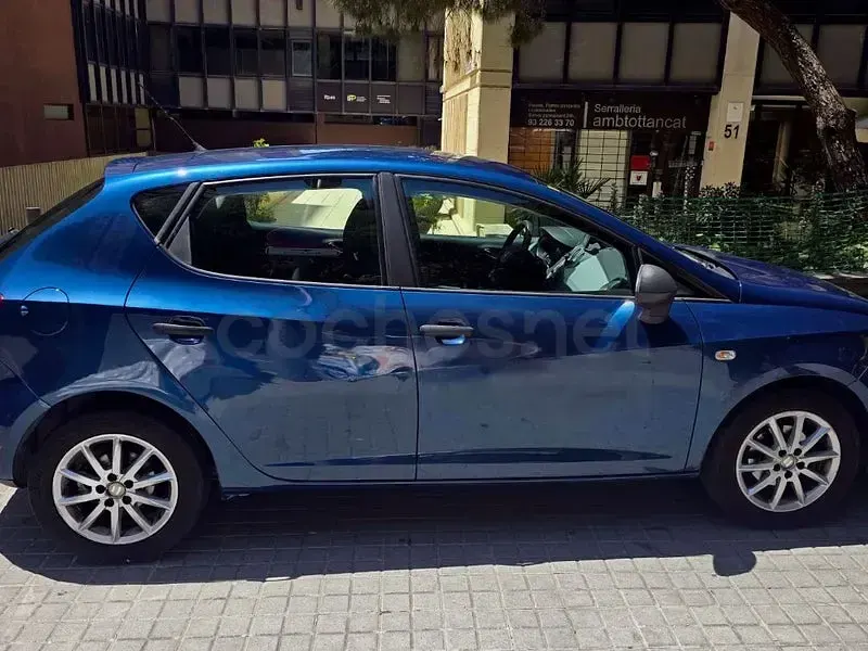 Usado Seat Ibiza Reference 85 CV (62 kW) 2013 Azul Berlina