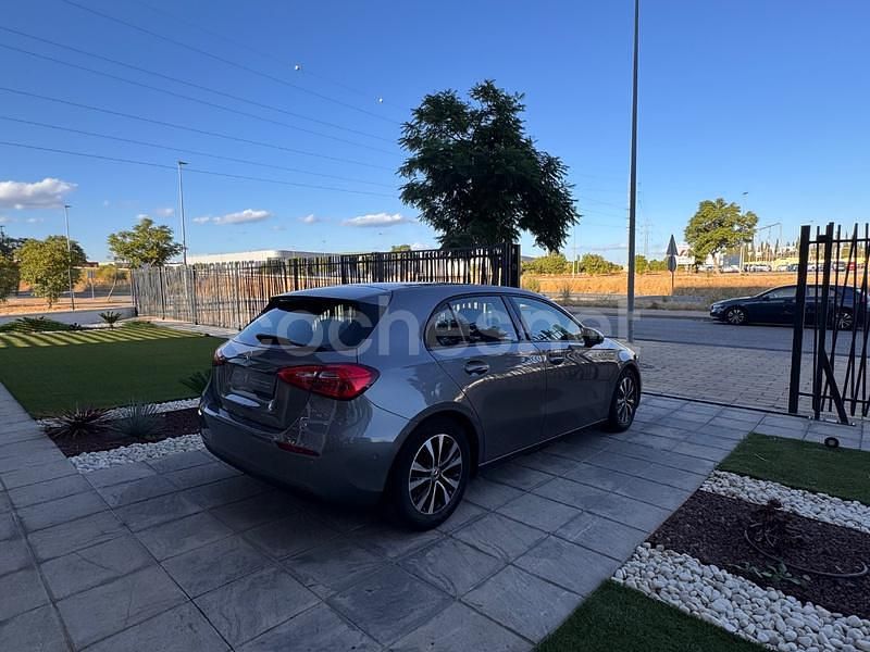 Usado Mercedes A180 116 CV (85 kW) 2021 Gris / plata Berlina