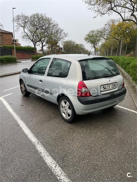Gris / plata Usado 2004 Renault Clio II Expression Berlina | 1590 € (Buen precio) - Imagen 1/1