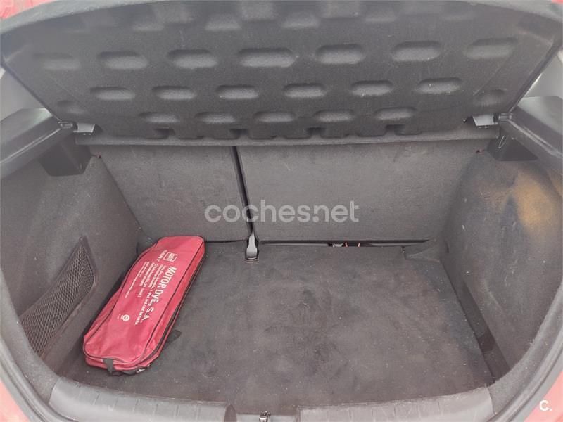 Usado Seat Leon Reference 105 CV (77 kW) 2013 Rojo Berlina