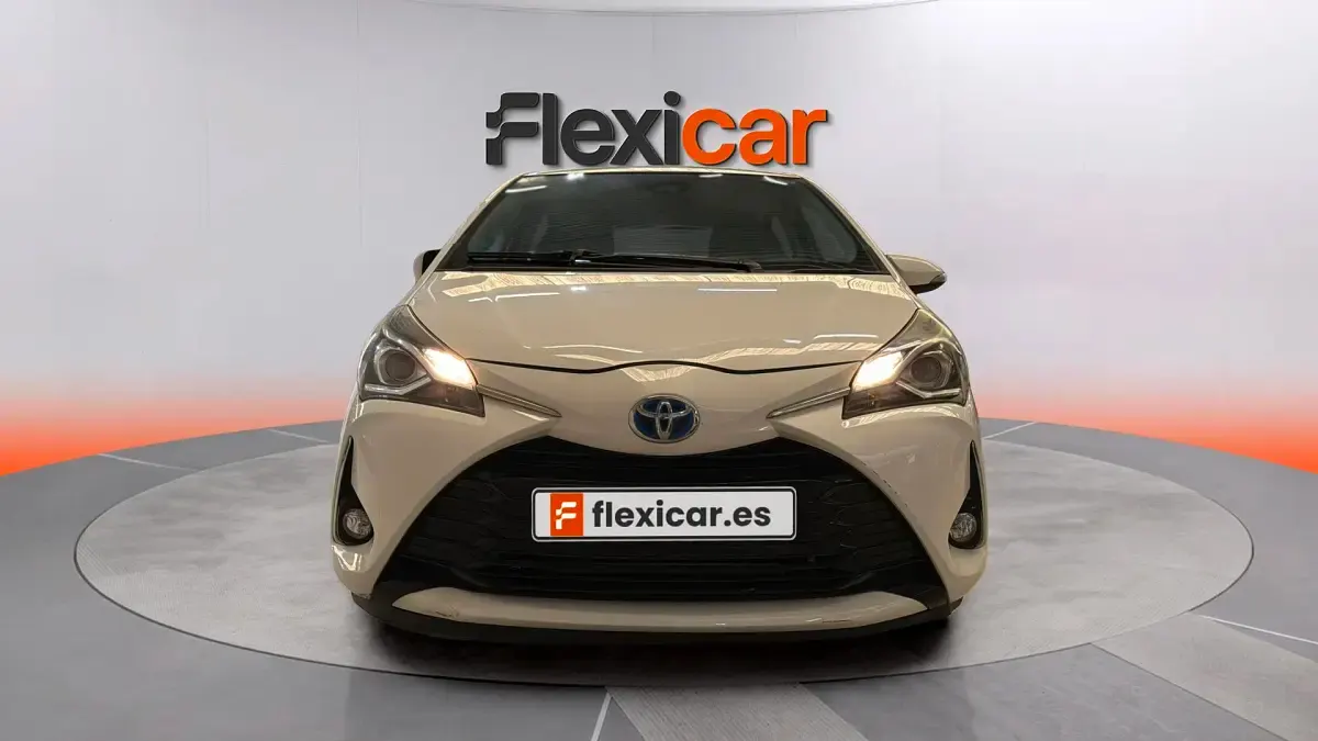 Usado Toyota Yaris Hybrid Active 100 CV (73 kW) 2018 Blanco Berlina