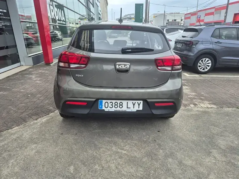 Usado Kia Rio 84 CV (61 kW) 2022 Gris / plata Berlina