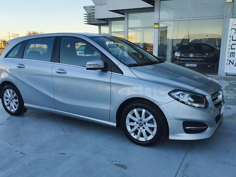 Usado Mercedes B180 109 CV (80 kW) 2018 Gris / plata Monovolumen