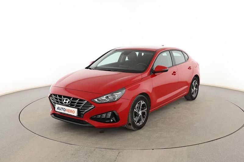 Usado Hyundai i30 120 CV (88 kW) 2021 Rojo Berlina