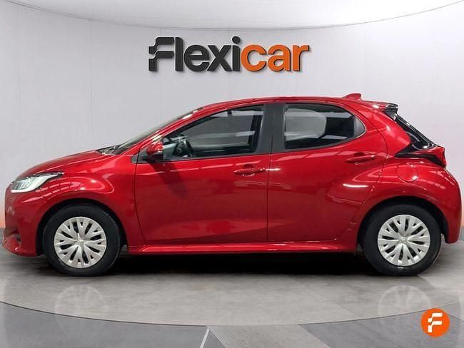 Usado Toyota Yaris Hybrid Active 116 CV (85 kW) 2023 Rojo Berlina