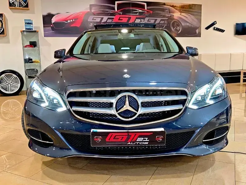 Usado Mercedes E300 231 CV (169 kW) 2014 Gris / plata Berlina