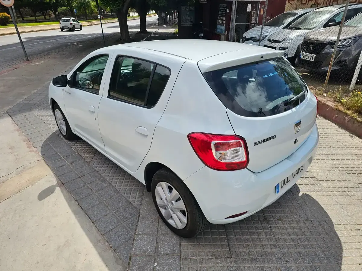 Usado Dacia Sandero Ambiance 75 CV (55 kW) 2016 Blanco Berlina