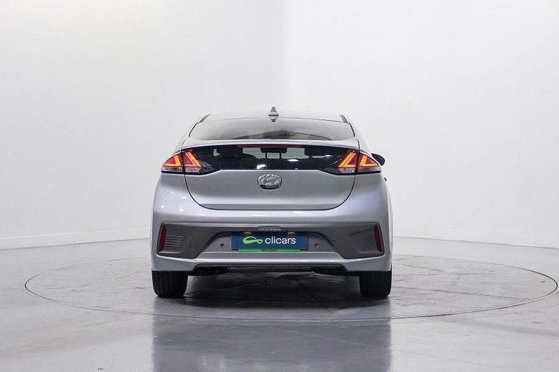 Usado Hyundai Ioniq 141 CV (103 kW) 2021 Gris / plata Utilitario