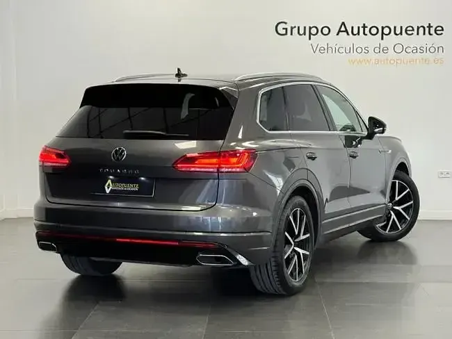 Usado VW Touareg Elegance 286 CV (210 kW) 2022 Gris / plata SUV