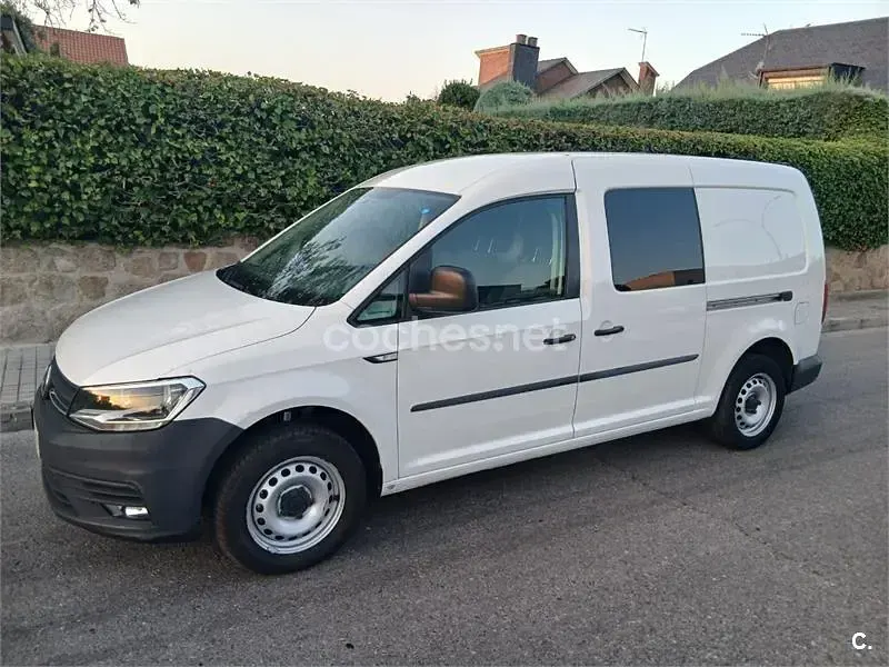 Usado VW Caddy Maxi Trendline 110 CV (80 kW) 2020 Blanco Monovolumen