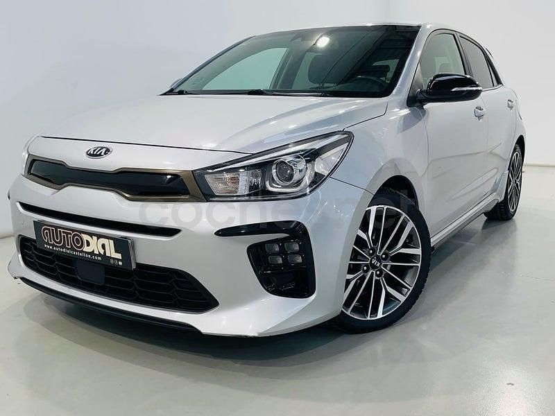 Usado Kia Rio GT-Line 120 CV (88 kW) 2020 Gris / plata Berlina