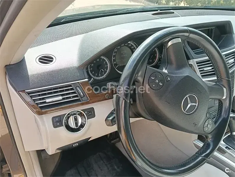 Usado Mercedes E220 Avantgarde 170 CV (125 kW) 2010 Marrón Familiar