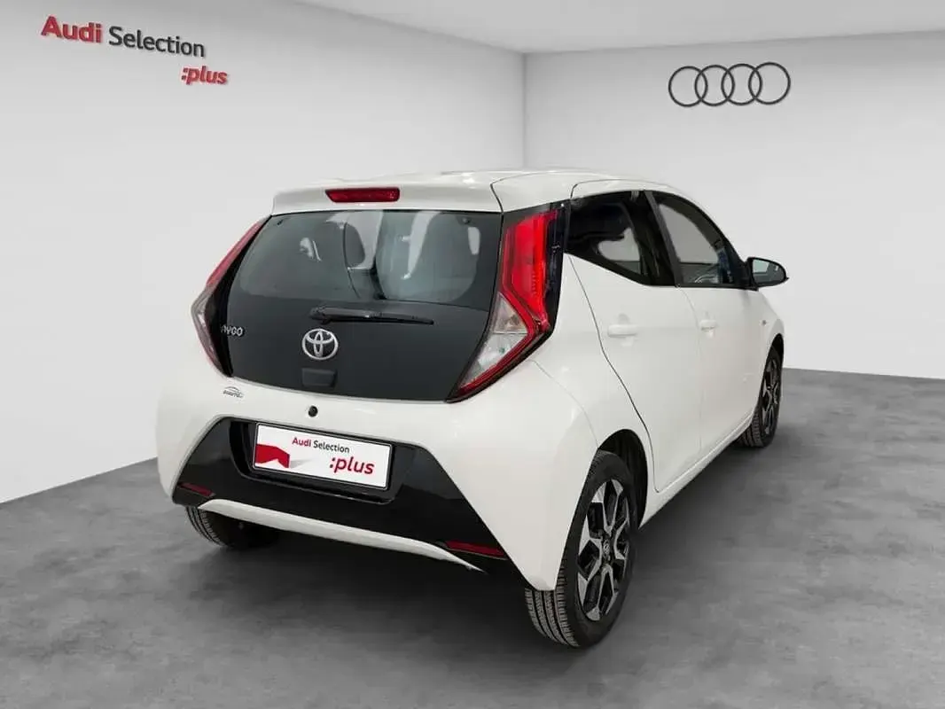 Usado Toyota Aygo X-play 72 CV (52 kW) 2021 Blanco Utilitario