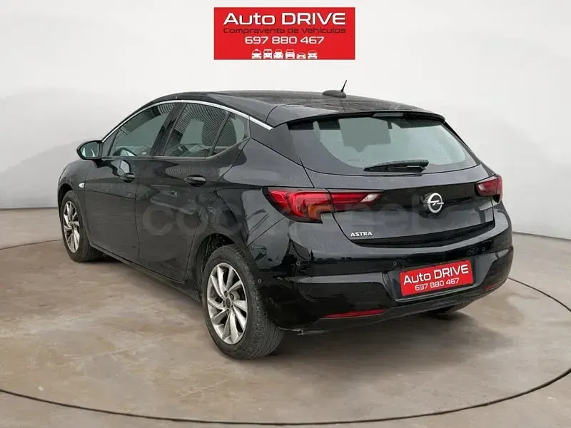 Usado Opel Astra Dynamic 105 CV (77 kW) 2017 Negro Berlina